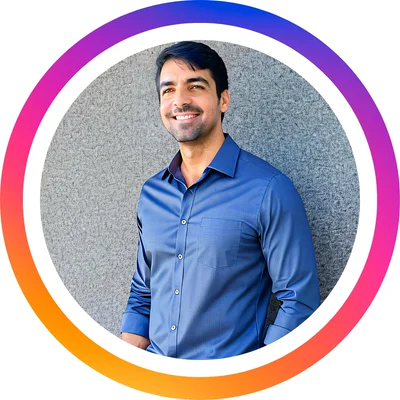Gabriel Nunes, corretor de imóveis, sorrindo, de camisa azul